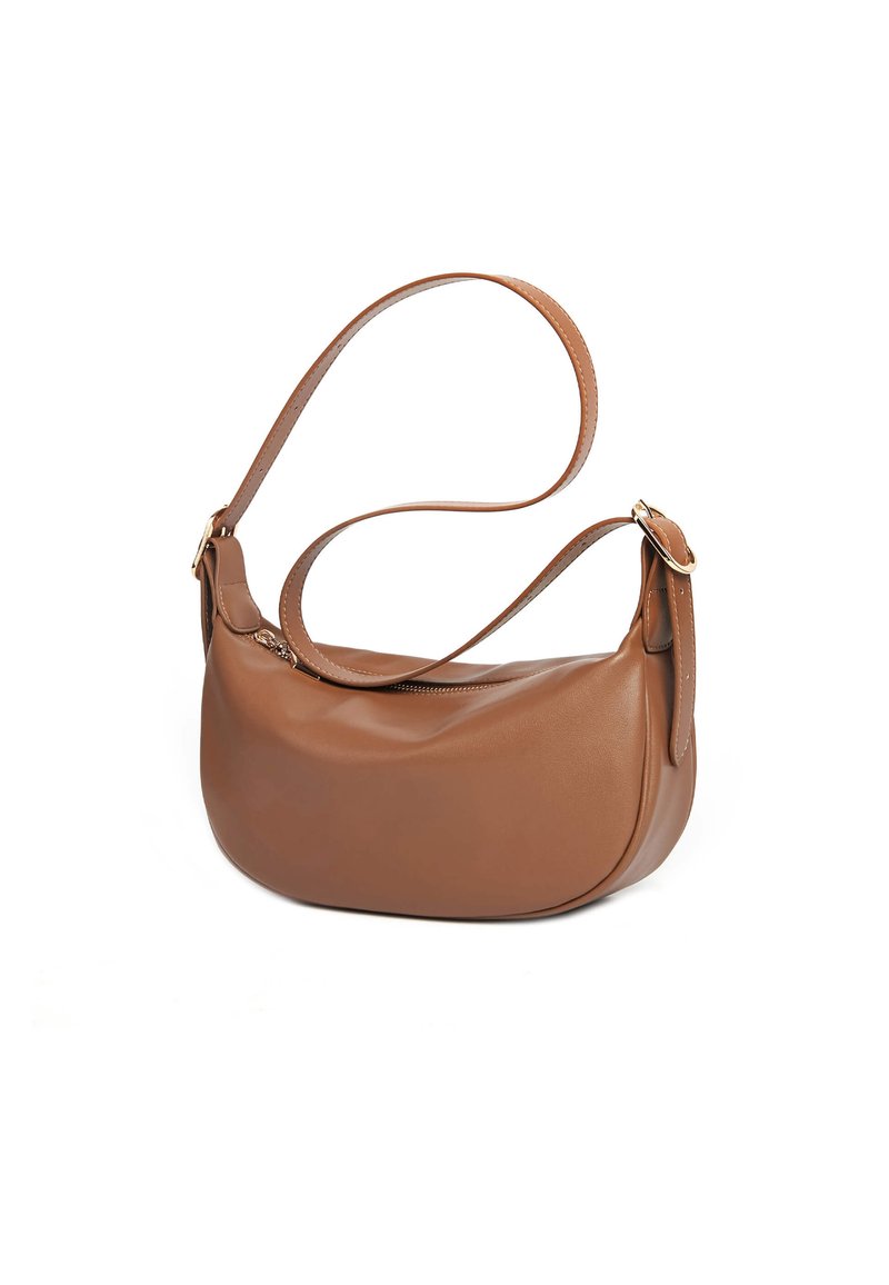 Borsa a spalla in pelle marrone con una forma curvata, una tasca con zip e una tracolla regolabile. Presenta cuciture minime e finiture dorate.