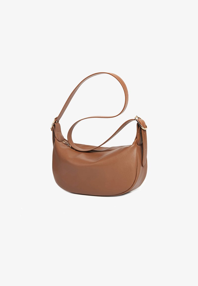 Borsa a spalla in pelle marrone con una forma curvata, una tasca con zip e una tracolla regolabile. Presenta cuciture minime e finiture dorate.