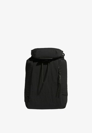 Musta kangasreppu, jossa on kiristysnyörikiinnitys, läppäkansi ja sivulla kierretty tupsu, valkoisella taustalla esitettynä.