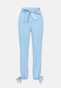 Pantaloni in denim azzurro chiaro con vita alta, cintura in tessuto, tasche laterali e polsini arricciati con lacci per la regolazione.