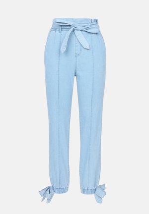 Pantaloni din denim albastru deschis cu talie înaltă, curea din material, buzunare laterale și manșete strânse cu legături pentru ajustabilitate.