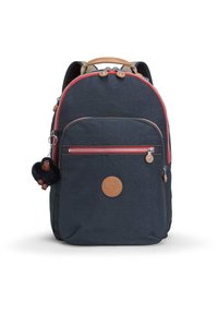 Zaino in tessuto navy con accenti rossi, multiple tasche con zip, logo in pelle beige e un portachiavi a forma di scimmia peluche attaccato.