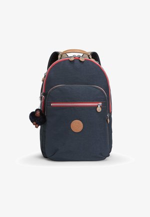 Laadukkaasta laivastonsinisestä kankaasta valmistettu reppu, jossa on punaisia yksityiskohtia, useita vetoketjullisiaTaskuja, vaaleanruskea nahkalogo ja pehmoleluapina avaimenperä.