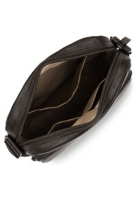 Borsa in pelle nera con chiusura a zip. L'interno presenta due scompartimenti foderati in tessuto beige e cuciture visibili lungo i bordi.