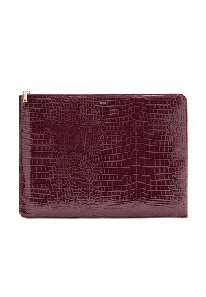 Dunkelrotes Clutch aus Leder mit Krokodilprägung, goldenem Reißverschluss und kleinem goldenen Logo auf der Vorderseite.