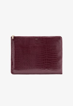 Pochette en cuir motif crocodile rouge foncé avec une fermeture éclair dorée et un petit logo doré sur le devant.