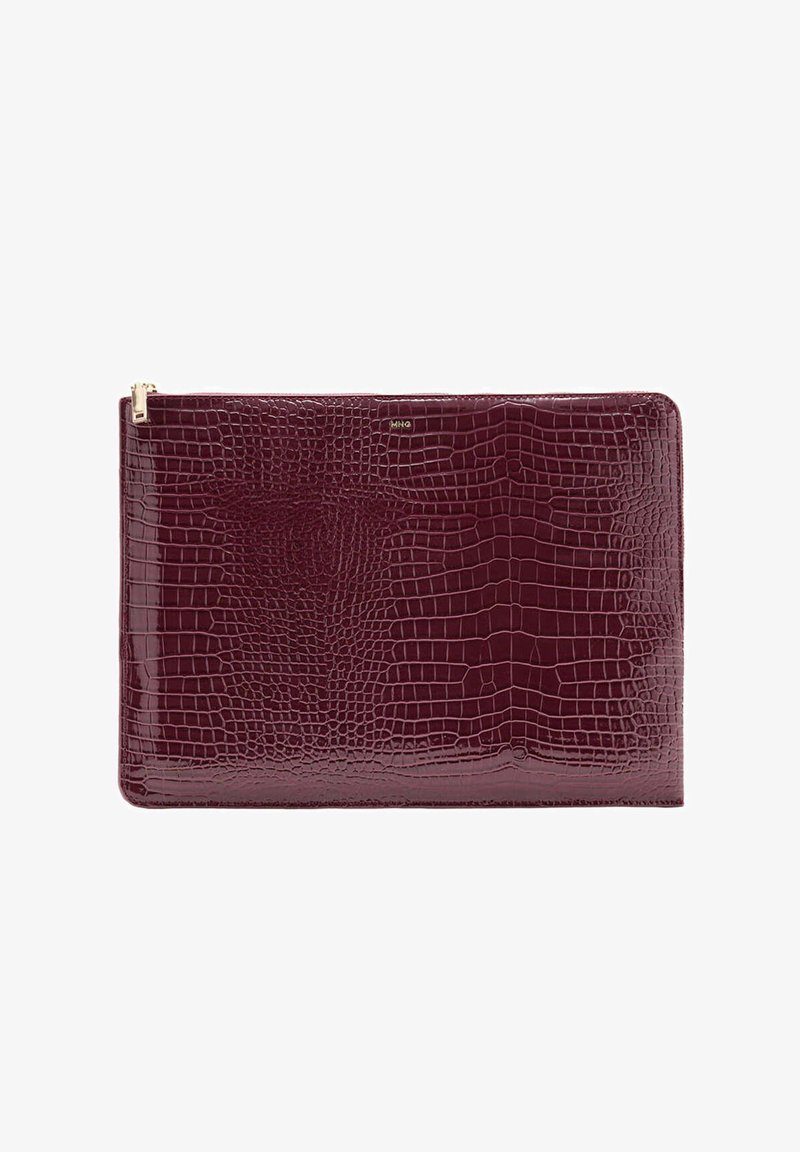 Pochette en cuir motif crocodile rouge foncé avec une fermeture éclair dorée et un petit logo doré sur le devant.