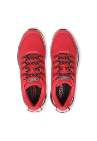 Chaussures de sport rouges avec une tige en maille, des cols rembourrés, des lacets à motifs noirs et blancs, et des semelles texturées pour une adhérence et une stabilité.