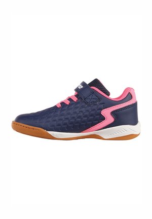 Navyblauer und rosa Sportschuh mit strukturierter Oberseite, rosa Schnürsenkeln, Klettverschluss, weißer Zwischensohle und brauner Gummiaußensohle.