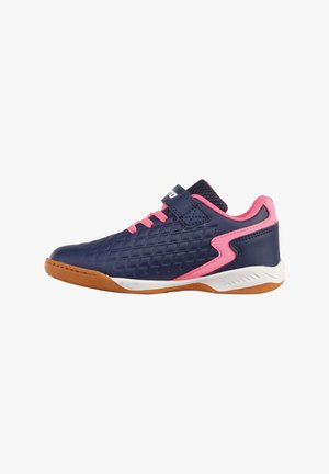Navyblauer und rosa Sportschuh mit strukturierter Oberseite, rosa Schnürsenkeln, Klettverschluss, weißer Zwischensohle und brauner Gummiaußensohle.