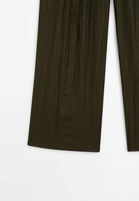 Pantalons larges en vert olive foncé, dotés d'un tissu léger texturé avec un léger reflet et sans embellissements visibles.