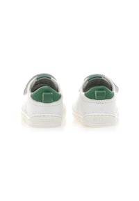 Chaussures en cuir blanches avec des accents verts. Présentent une bande velcro, une doublure douce et une semelle texturée. Marque visible sur le talon.