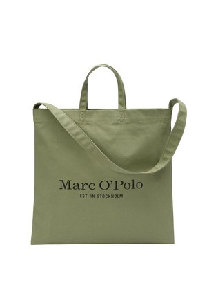 Zielona torba materiałowa z dwoma krótkimi uchwytami i długim paskiem na ramię. Na torbie znajduje się czarny napis "Marc O'Polo EST. W Sztokholmie."