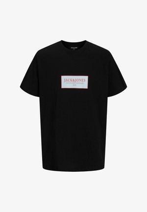 Černé bavlněné tričko s obdélníkovou grafikou v světle modré barvě s červeným okrajem a textem „JACK&JONES CREATIVE DEPT. COPENHAGEN.“