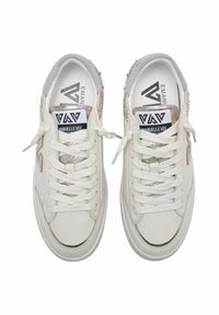 Sneakers bianchi in pelle con pannelli laterali testurizzati, lacci piatti e soletta imbottita. Presentano dettagli dorati e un logo sulla linguetta.