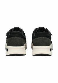 Sneakers neri con una parte superiore in rete testurizzata e accenti in suede. Presentano una soletta bianca, zip posteriori e una suola in gomma.