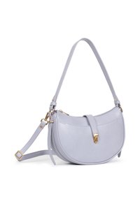 Lichtgrijze lederen handtas met een gebogen vorm, gouden hardware en een afneembare schouderband. Bevat een klep met een gouden sluiting.