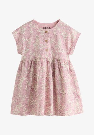 Roze korte mouw peuterjurk met witte bloemenprint, ronde halslijn, drie houten knopen aan de voorkant en een geplooide taille.