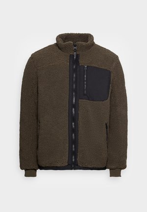 Braune Fleecejacke mit Stehkragen, durchgehendem Frontreißverschluss, schwarzer Reißverschluss-Brusttasche und zwei Seitentaschen mit Reißverschlüssen.