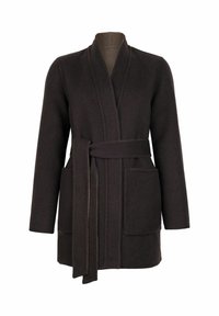 Mörkbrun rock med sjalkrage, bälte och två framfickor. Tillverkad av ett mjukt, strukturerat tyg. Inga synliga knäppningar eller mönster.