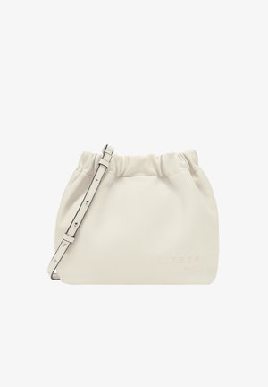 Witte leren trekkoordtas met een zachte textuur, verstelbare schouderband en een reliëflogo-detail aan de onderkant. Eenvoudige, ronde vorm.