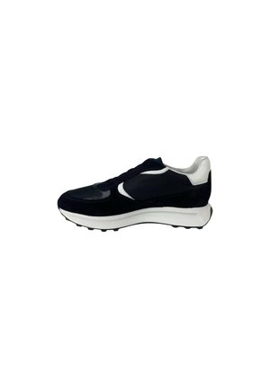 Sneaker in suede e mesh blu con un accento bianco sul tallone e un logo grigio a contrasto, dotato di suola testurizzata e colletto imbottito.