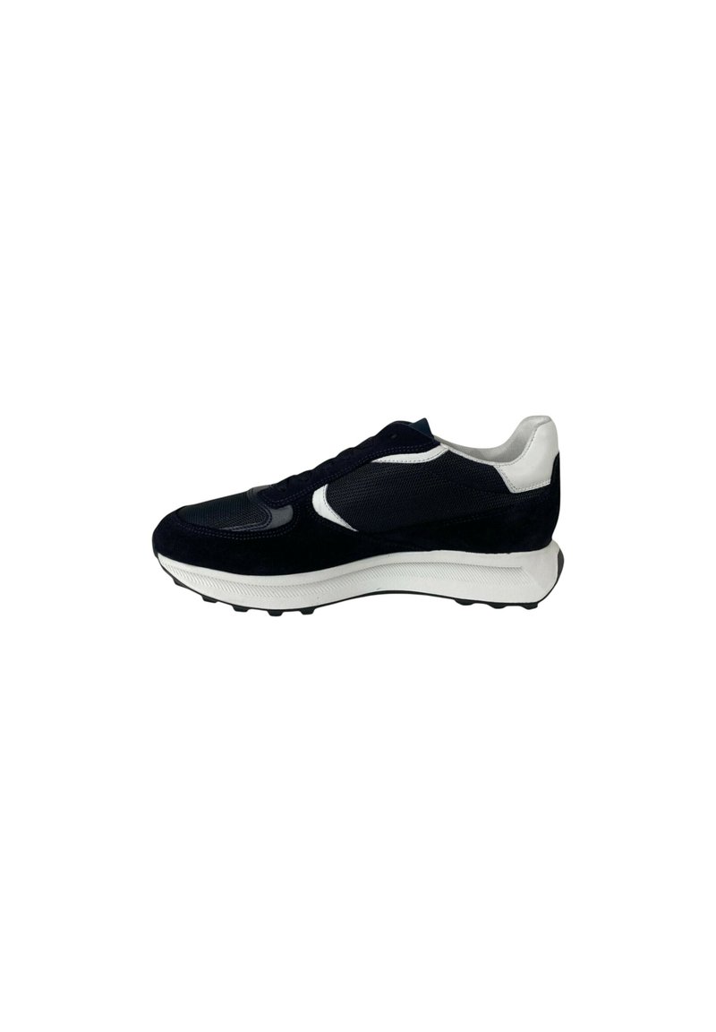 Sneaker in suede e mesh blu con un accento bianco sul tallone e un logo grigio a contrasto, dotato di suola testurizzata e colletto imbottito.