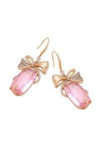 Orecchini oro con grandi pietre rettangolari rosa, accentuati da cristalli trasparenti e dettagli a forma di fiocco. Design elegante e intricato.