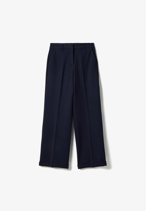 Marineblaue Hose mit weitem Bein, Bügelfalte vorne, Gürtelschlaufen, Seitentaschen und umgeschlagenen Säumen, präsentiert vor weißem Hintergrund.