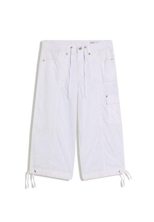 Białe skrócone spodnie typu cargo z troczkami w pasie i mankietach, z przodem zapinanym na guziki i kieszeniami oraz kieszenią z patką po prawej stronie nogawki.