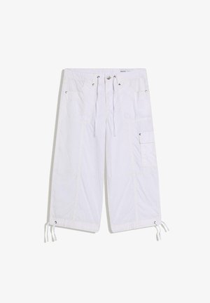 Weiße, kurze Cargo-Hosen mit Kordelzügen an Taille und Säumen, Vorderknopf und Taschen sowie einer Seitenklappentasche am rechten Bein.