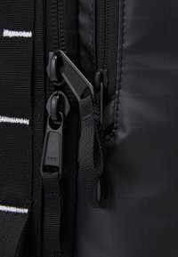 The North Face BASE CAMP VOYAGER TRAVEL PACK - Nahrbtnik - black/white