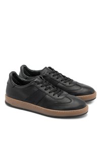 Czarne skórzane sneakersy z teksturowaną powierzchnią. Cechy to okrągły czubek, płaskie sznurówki oraz brązowa gumowa podeszwa. Akcentowane brandingiem RKO.