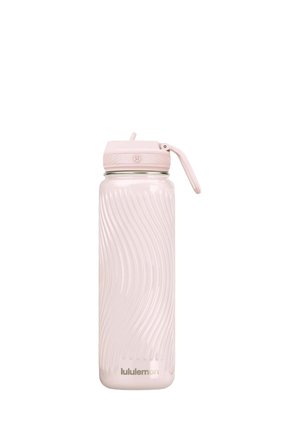 Rosa Lululemon Wasserflasche mit strukturierter welliger Oberfläche, Klappdeckel und integriertem Strohhalm, abgebildet vor weißem Hintergrund.