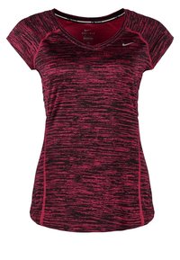 Camiseta deportiva Dri-FIT en negro y rosa, con cuello en V, mangas cortas y un estampado texturizado con costuras en contraste.