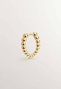 Anillo de tono dorado que presenta una serie de cuentas esféricas, con una textura suave y brillante y una forma circular continua.