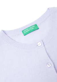 Světle levandulový kardigan s kulatým výstřihem, ribkovanými okraji a bílým zapínáním na knoflíky. Na štítku je uvedeno "United Colors of Benetton."