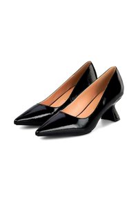 Zapatos de charol negros con tacón de aguja y puntera afilada, con un tacón en forma triangular único. El interior es de color beige con detalles de costura mínimos.