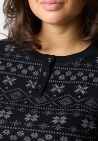 Pullover in maglia nera con motivi a fiocco di neve e geometrici grigi. Collo rotondo con placca a tre bottoni. Tessuto morbido.