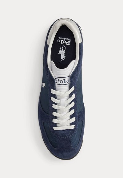 Marineblauwe en witte Polo Ralph Lauren sneaker met witte veters en een logo met een polospeler binnenin de schoen bij de hiel.