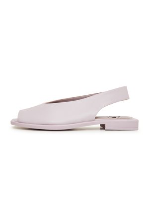 Chaussures slingback en cuir lilas avec bout ouvert, semelle plate et finition lisse. Design minimaliste avec un petit talon carré pour le support.