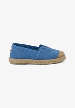 Espadrilla in tessuto blu con punta tonda, suola in corda di giunco e punta anteriore cucita. Presenta inserti elastici laterali e una piccola targhetta con logo sul retro.
