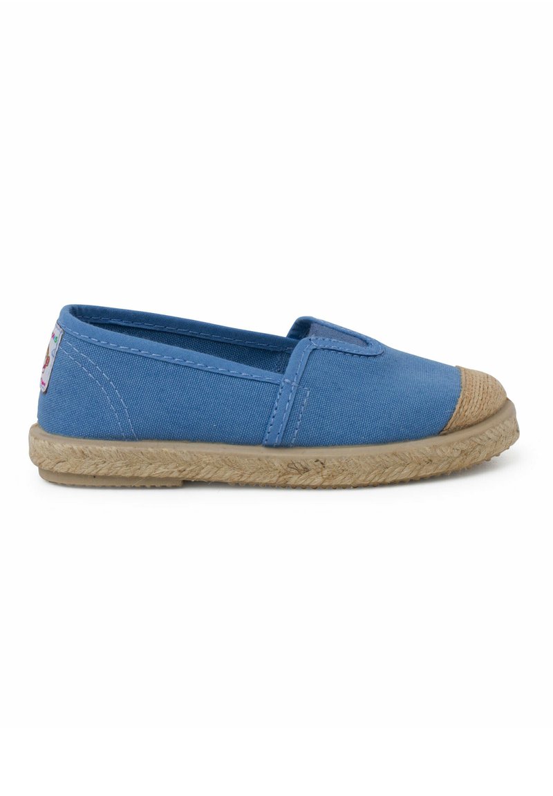 Scarpa slip-on in tela azzurro chiaro con punta arrotondata, bordo in juta alla suola e un'accento intrecciato color corda nella parte anteriore.