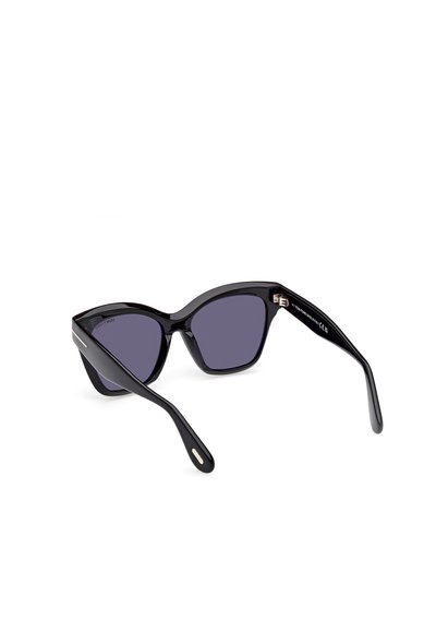 Ochelari de soare cat-eye negri, cu lentile întunecate. Ramă din plastic lucios, brațe înguste și accente metalice subtile pe tempă.