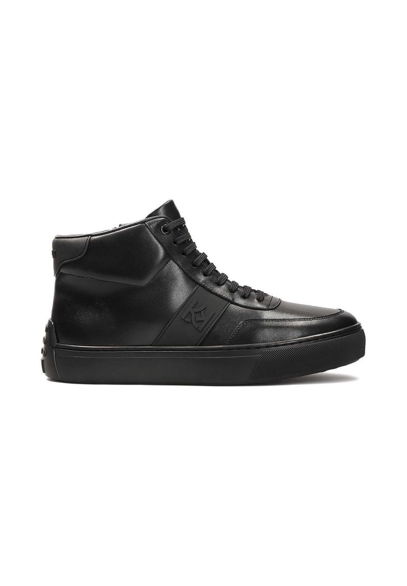 Must musta kõrge sneaker mustast nahast, millel on tekstuuriga aksent ja logo, ümmargused paelad ning kummist tald, millel on mustriga haakimine.