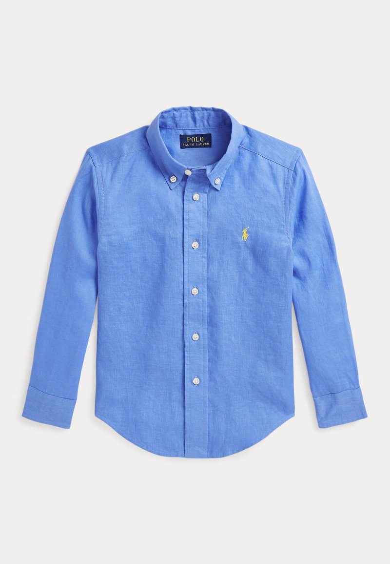Camisa azul clara de tecido tecido com botões, mangas compridas, gola aberta e logo bordado de polo amarelo no peito esquerdo.
