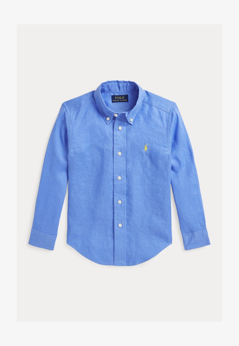 Camisa azul clara de tecido tecido com botões, mangas compridas, gola aberta e logo bordado de polo amarelo no peito esquerdo.