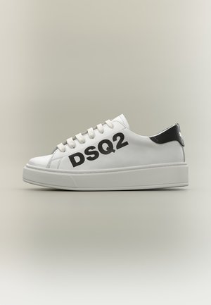 Hvid lavtop sneakers med sort hælkappe og store sorte "DSQ2" bogstaver på siden, med hvide snørebånd og tyk sål.