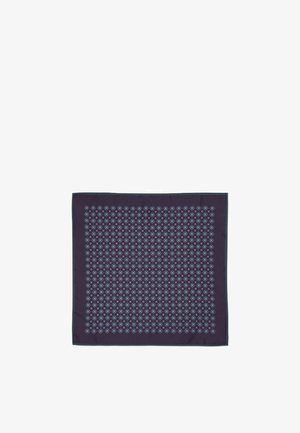 Ciemnofioletowy jedwabny szalik z wzorem siatki małych niebieskich kształtów geometrycznych. Krawędzie są gładkie, całość ma delikatną fakturę.