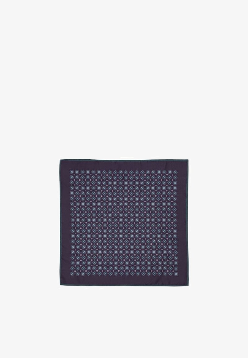 Ciemnofioletowy jedwabny szalik z wzorem siatki małych niebieskich kształtów geometrycznych. Krawędzie są gładkie, całość ma delikatną fakturę.